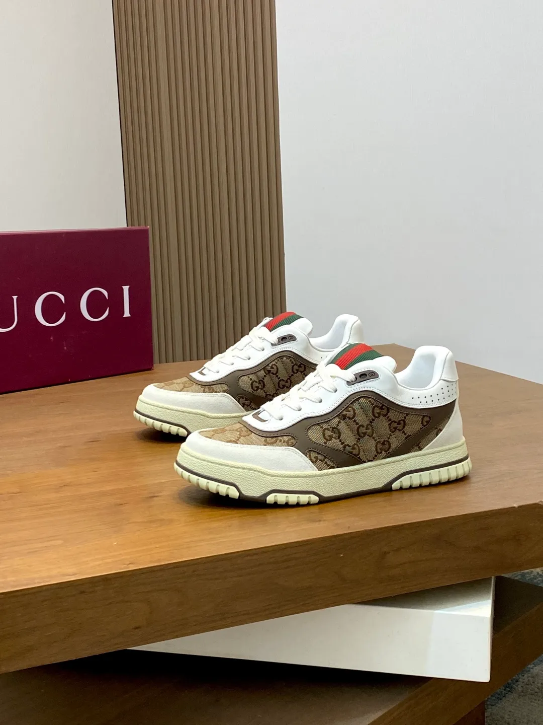 Men's Shoes 💰660 𝐆𝐮𝐜𝐜𝐢 𝐑𝐞-𝐖𝐞𝐛 As the first sneaker created by Sabato De Sarno for Gucci, the Re-Web series reinterprets the brand's classic stripes and sets off the modern silhouette design with bold and unique details. These shoes are crafted from white leather. This new sneaker is ingeniously decorated with many of the brand's classic details, and is equipped with a bright red and green webbing tongue, which will make people fall in love at first sight. White leather treated with a special process for softness and luster, with an embossed grainy texture. Script Gucci logo and interlocking G web label with Interlocking G and script Gucci logo. Rubber outsole with interlocking G detail eyelets. Web tongue. Size: 39-44 (customized for sizes 38 and 45)